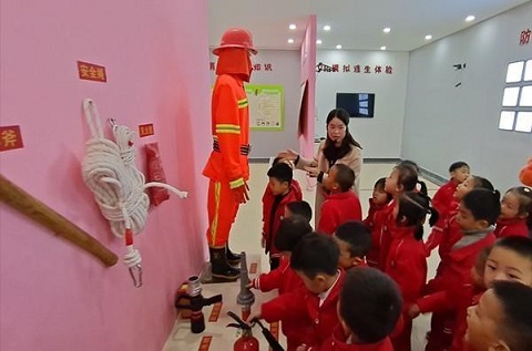 學(xué)生走進(jìn)校園消防體驗(yàn)館，開展“消防零距離”安全體驗(yàn)活動(dòng)