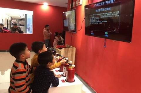萌娃走進(jìn)消防體驗館-零距離體驗消防