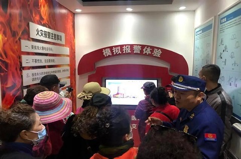 宏偉區(qū)消防救援大隊利用VR、模擬報警及逃生等科普教育基地設施開展消防宣傳工作