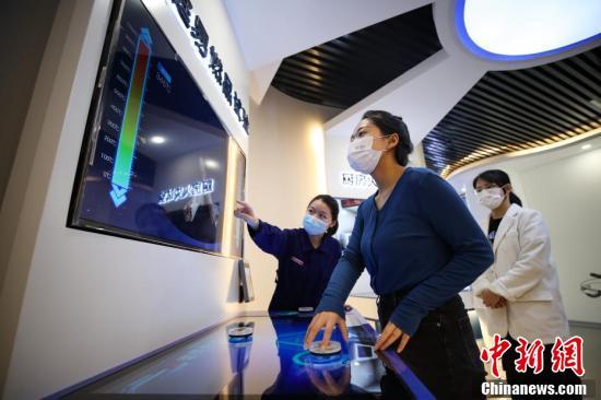 參觀者在進(jìn)行“家庭易燃品試驗”
