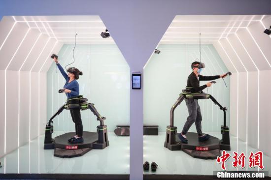 兩名參觀者在進(jìn)行“VR互動火場逃生體驗